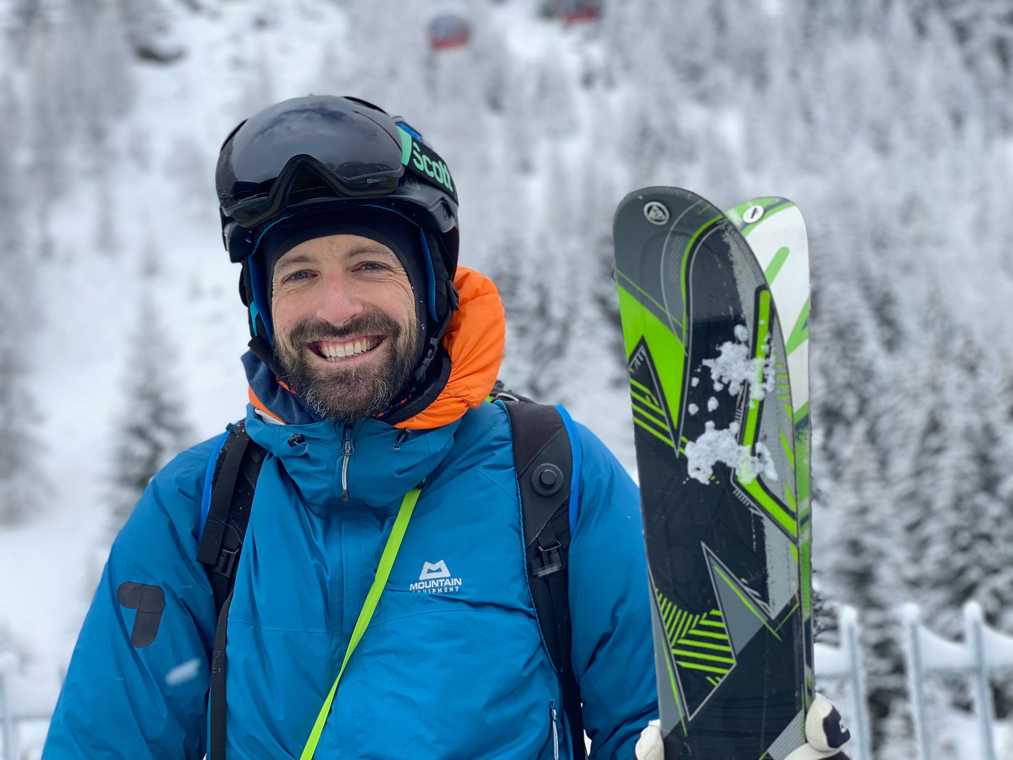 Skis aux mains, voile dans le dos, le Chablaisien Ludovic Vulliemin, membre des Ailes du Leman de Villeneuve, prendra part ce week-end à la 37ème Bétrisey Reine Cup de Zinal.